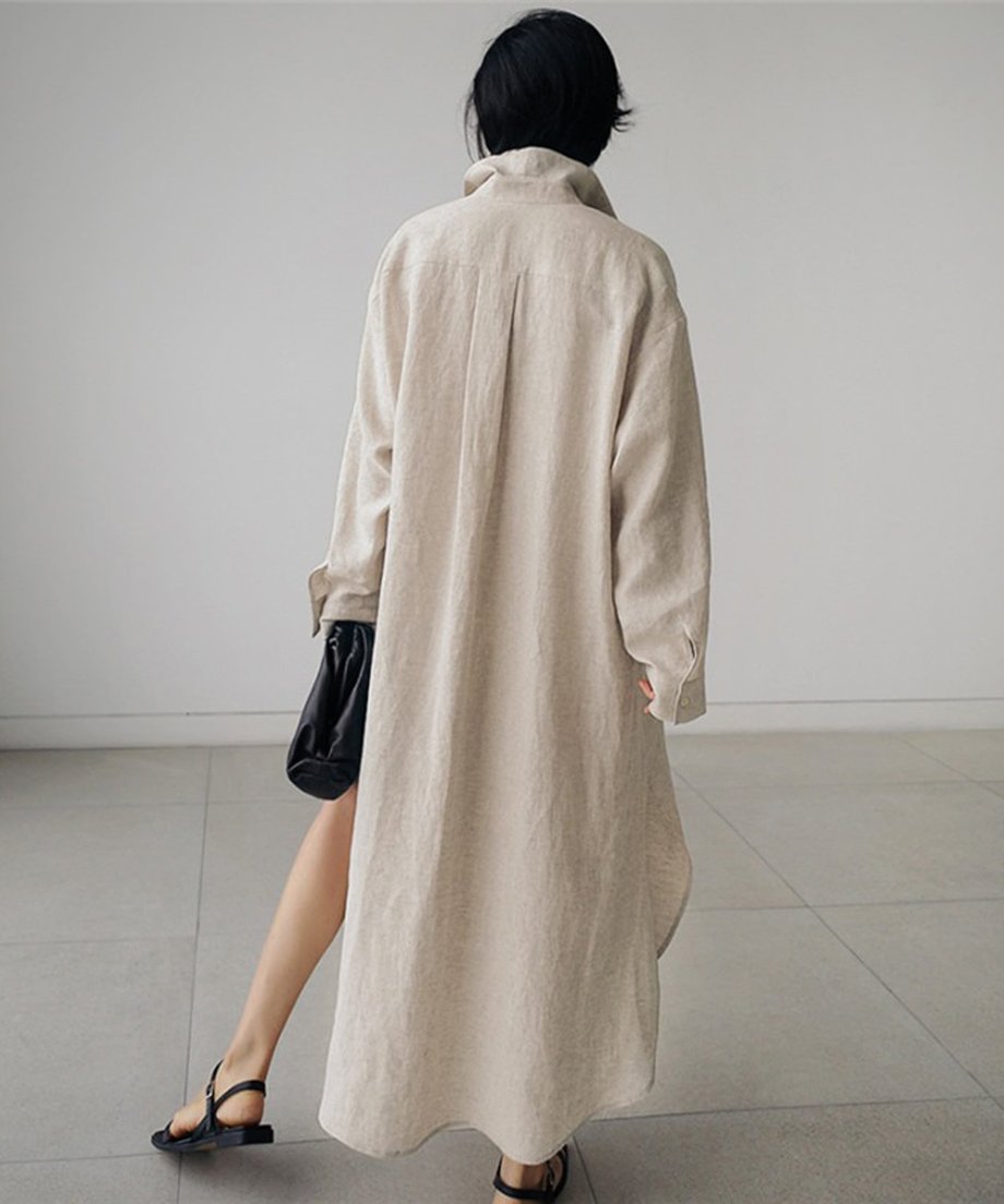 ベージュのロングシャツワンピースの背面。ゆったりとしたシルエットと背中のタックが特徴。
