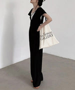 立体的なサイドのシルエットとポケットのデザインがわかる、横からの立ち姿