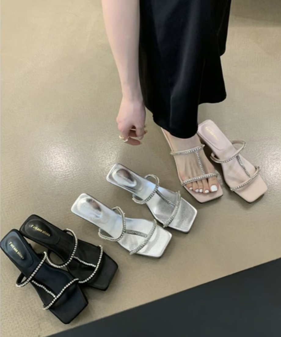 3色のサンダルが並び、手元のベージュを着用しながら比較している俯瞰画像