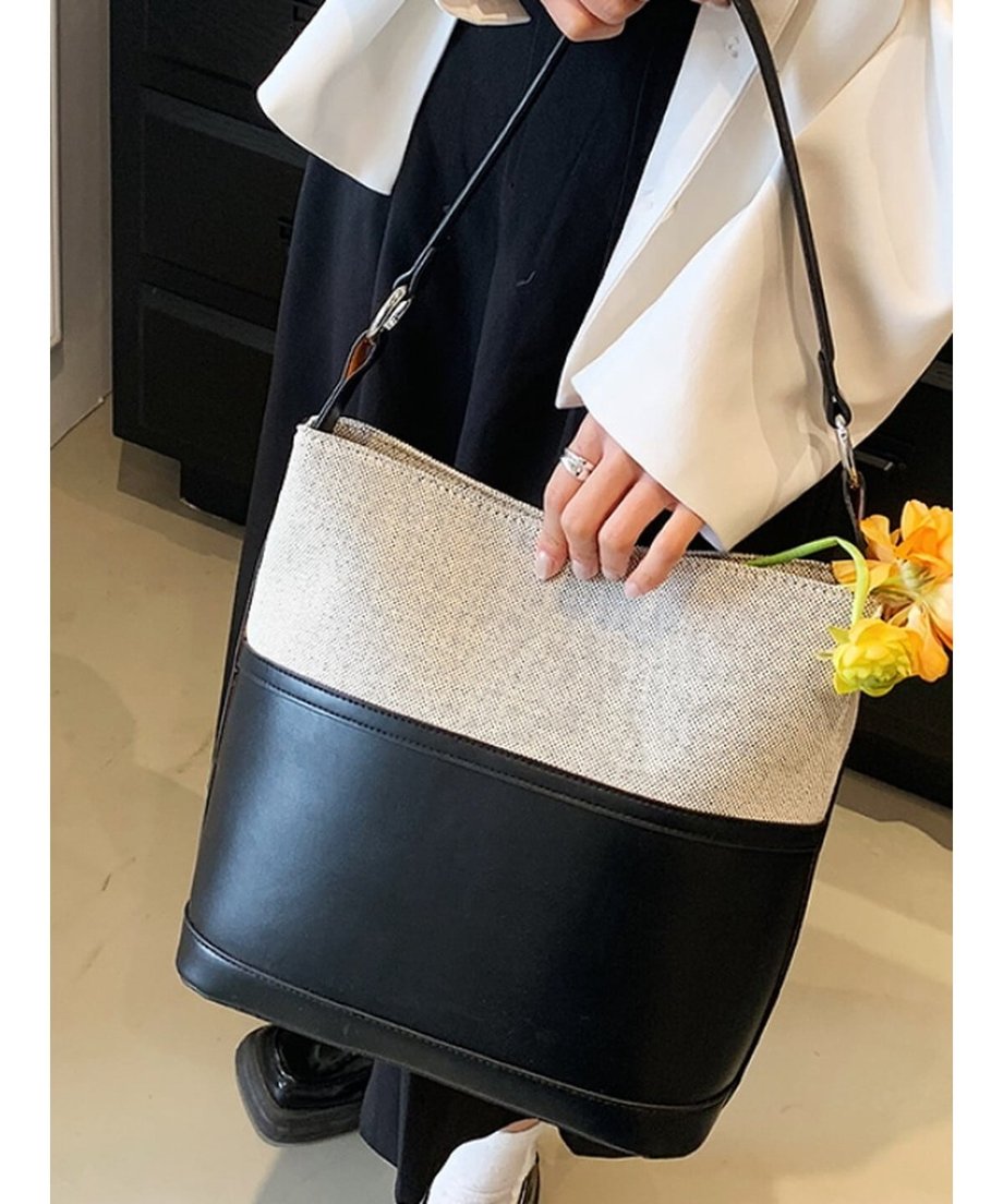 黒のエコレザーとキャンバス素材を組み合わせた、シックな印象のトートバッグ。