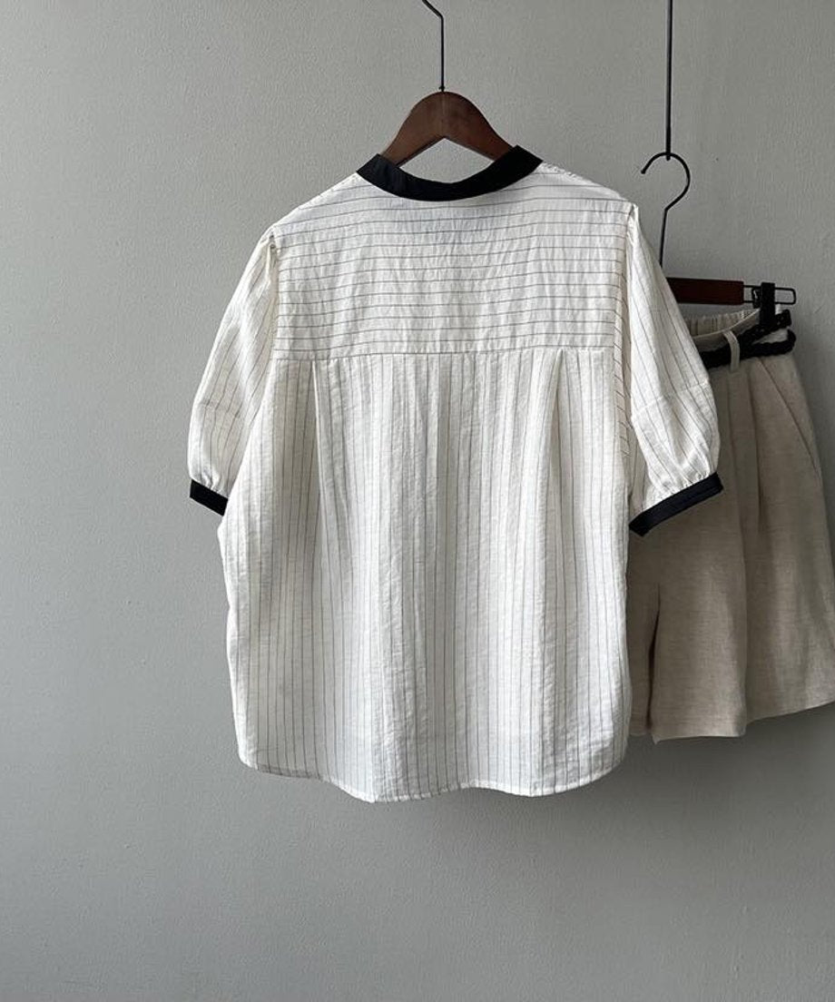 ストライプ柄シャツのハンガー吊りディテール。