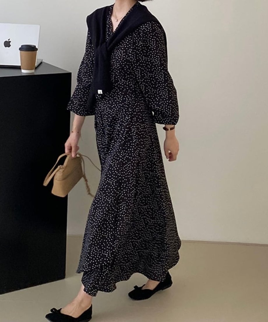 裾に向かって緩やかに広がるフレアシルエットと、黒のフラットシューズを合わせた足元のカット。