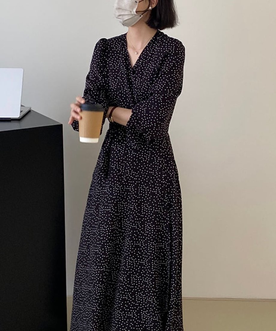 袖のボリューム感と、カフェでコーヒーカップを持つ日常的な使用シーン。