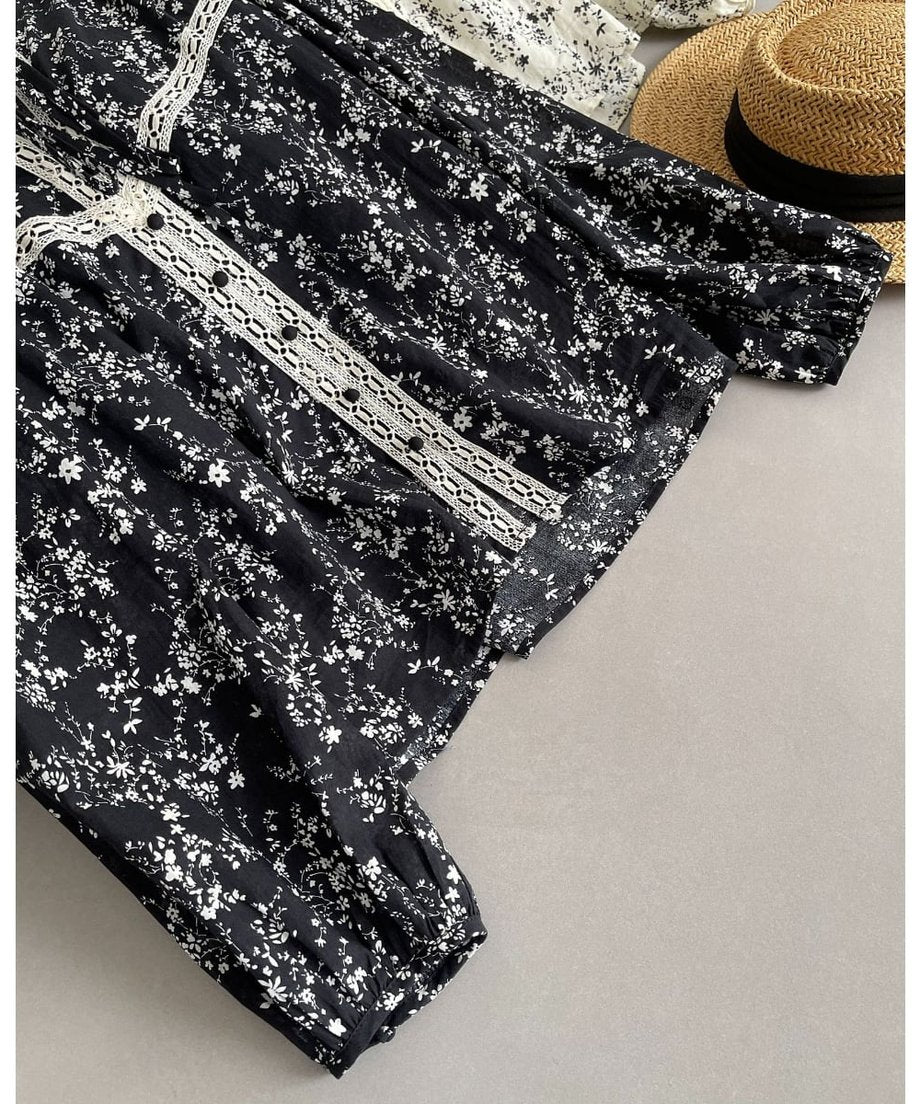 ブラックの小花柄ブラウスをメインに平置きした画像。