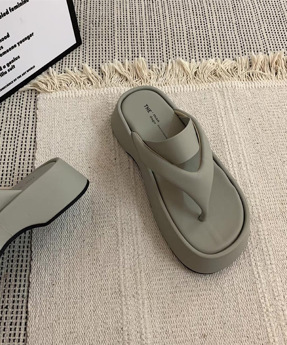 グレーの厚底サンダルを斜め後ろから撮影した、ソールの厚みがわかる写真。