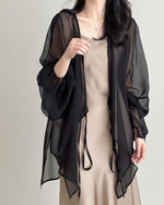 ブラックを着用。軽やかな素材感と透け感が特徴。