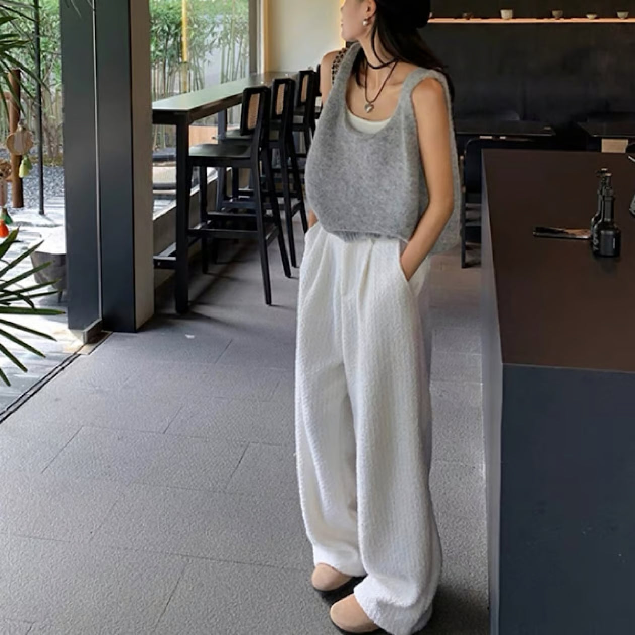 ライトグレーと白いパンツを着用している正面全身。