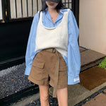 ブルーのシャツにホワイトのニットタンクトップを重ねたコーディネート。リラックスした雰囲気。
