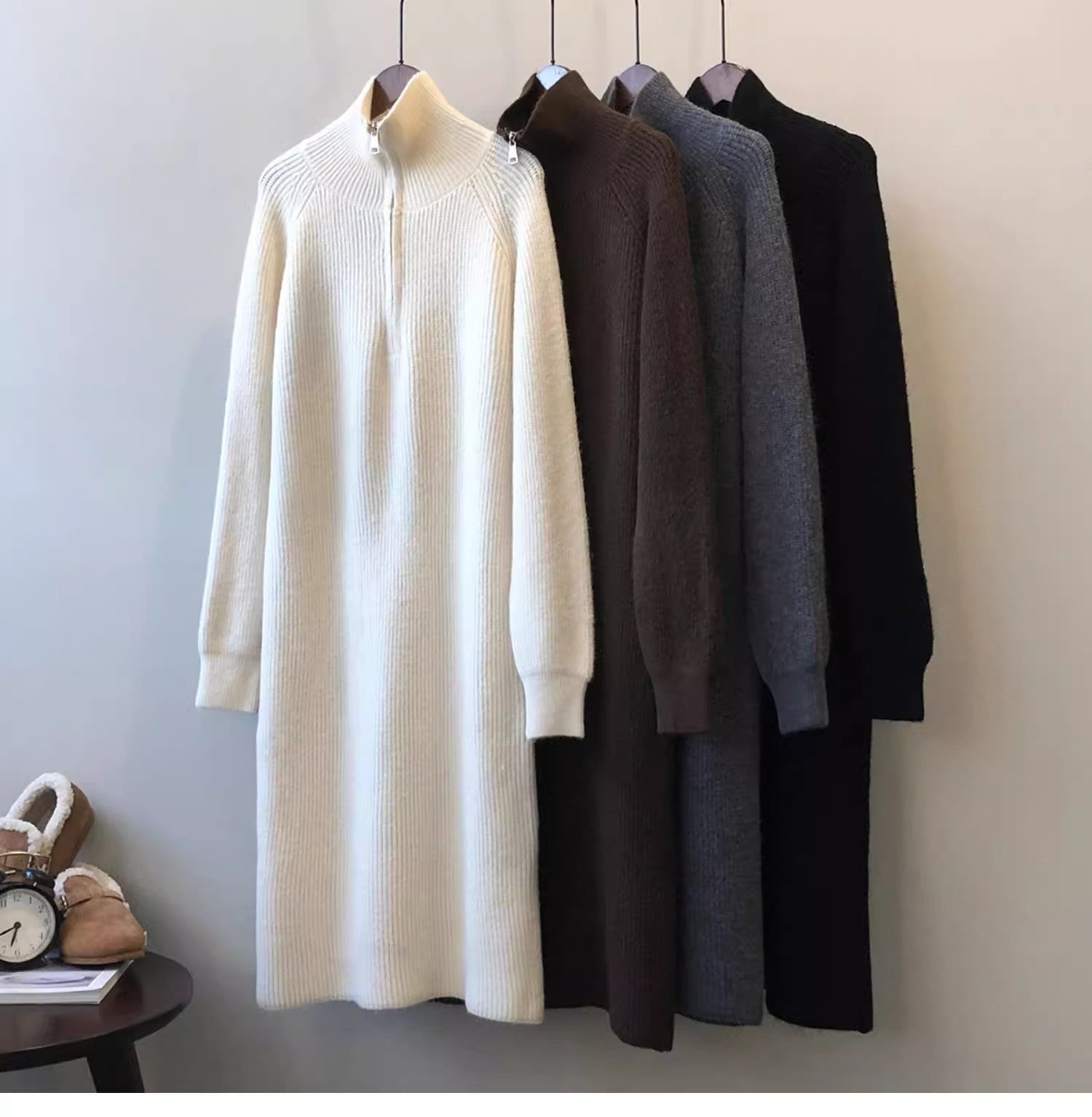 ハンガーにかかった４色のハーフジップニットワンピースの写した画像。