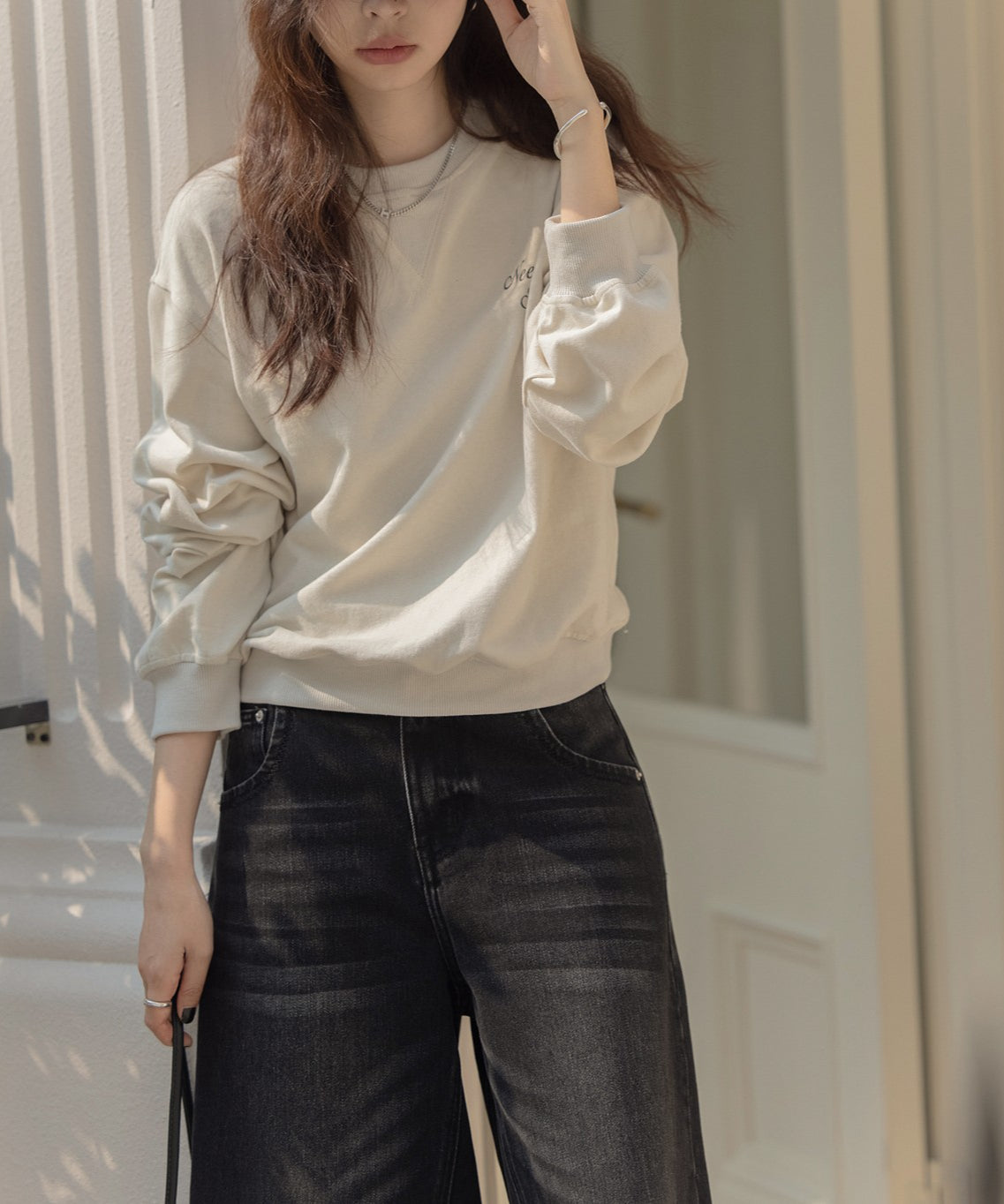 アプリコットのスウェットを着用した女性の屋外のショット。